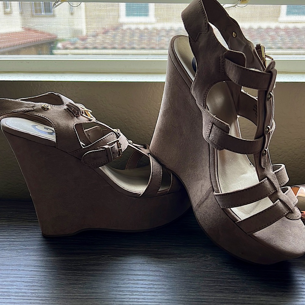 Guess suede sandals 8 1/2 - very light comfortable platform wedges- light beige-